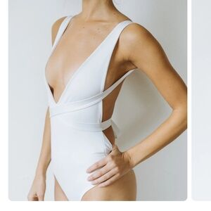 Londre One-Piece Multi Way Swimsuit